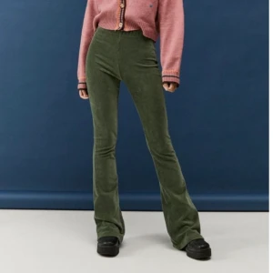 Urban outfitters utsvängda byxor  - Olivfärgade, ribbade bootcut-byxor från Urban outfitters. Helt nya, lite för små för mig tyvärr💔 buda gärna i kommentarerna(höj med minst 10kr) och skriv privat om du har några frågor🤎