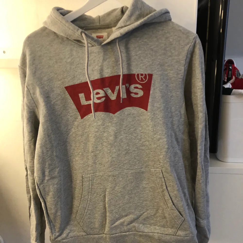 Grå hoodie från Levi’s i strl M. . Hoodies.