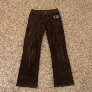 Bruna juicy mjukisbyxor  - Jag köpte dessa på plick men dom va tyvärr för små för mig. Dom är brun gråa och väldigt snygga! Har aldirg använt dom och är inte säker hur många gånger personen jag köpte dom av har använt dom! Frakten kostar 60 och 66 för spårbar!💞💞  HÖGSTA BUD: 400 ink frakt