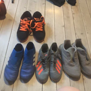 Skor - 50 kr styck förutom hellysarna de kostar 100. Du kan också betala 200 för alla.                                           Storlekar: blåa adidas: 38 1/3 gröna fotboll adidas:38  gröna adidas: 38 2/3 hellys: 36,5 köparen står för frakten!