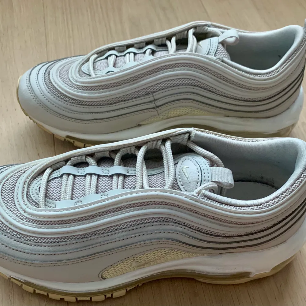 Säljer mina Air Max 97 från Nike, då de blivit för små. Köpta 2019 och är i fint skick. Skorna är i färgen ”Desert Sand/Beach-White” :). Skor.