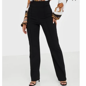 Kostymbyxor  - Splitters nya kostymbyxor ifrån Nelly. Säljer då jag köpte helt fel storlek 🥶 SÅ fina och mjuka! Nypris 400kr 