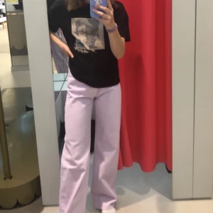 Pastell lila Yoko mom jeans från monki - Superfina Yoko mom jeans från monki i färgen lila! Storlek 24. Passar perfekt på mig i midjan.  Laddar upp återigen pga oseriös köpare. Köpte för 400 säljer för 150 plus frakt!💗 pris kan diskuteras. Fint skick💞💞💞