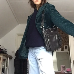 Svart skinnväska  - Super duper fin väska med massor av kolla fickor en där fram som ska vara för en knappmobil!! Men kommer inte till användning då jag har en liknande :/💋 man kan ha den långt ner eller lite högre upp! 