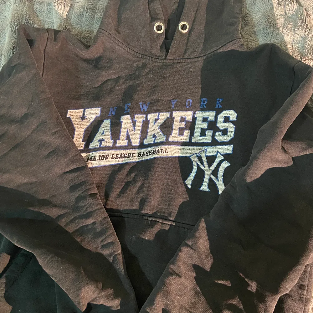 Ett fint vintage yankeers hoodie köpte från USA inga skador. BUDA I KOMENTARERNA eller köp direkt för 350kr(290kr just nu). Hoodies.
