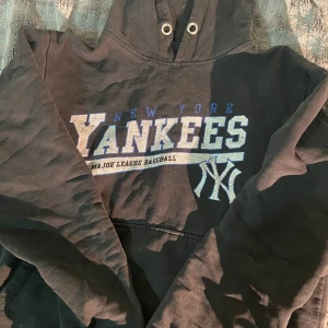Yankees hoodie  - Ett fint vintage yankeers hoodie köpte från USA inga skador. BUDA I KOMENTARERNA eller köp direkt för 350kr(290kr just nu)