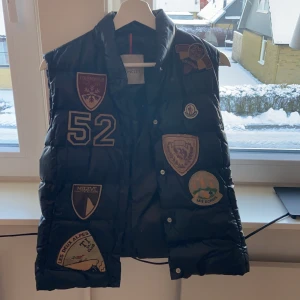 Moncler väst - Moncler väst som inte längre används, storlek 2 = xs/s i dam. Nypris tror jag låg på 11 000kr. BUD FRÅN 1000KR 