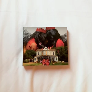 Red Valvet album - Red velvet album köpt för några år sedan. Betalade ca 300kr för det💓 poster ingår inte då jag inte fick en poster, pc ingår samt fotobok och cd. Säljer för 200kr+frakt!