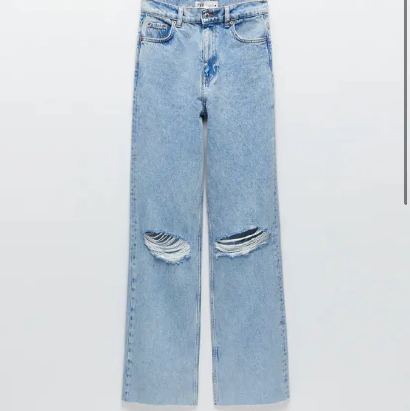 Säljer nu mina sjukt snygga zara jeans som sitter så fint🥰 Dom sitter över skorna på mig som är 167☺️. Jeans & Byxor.