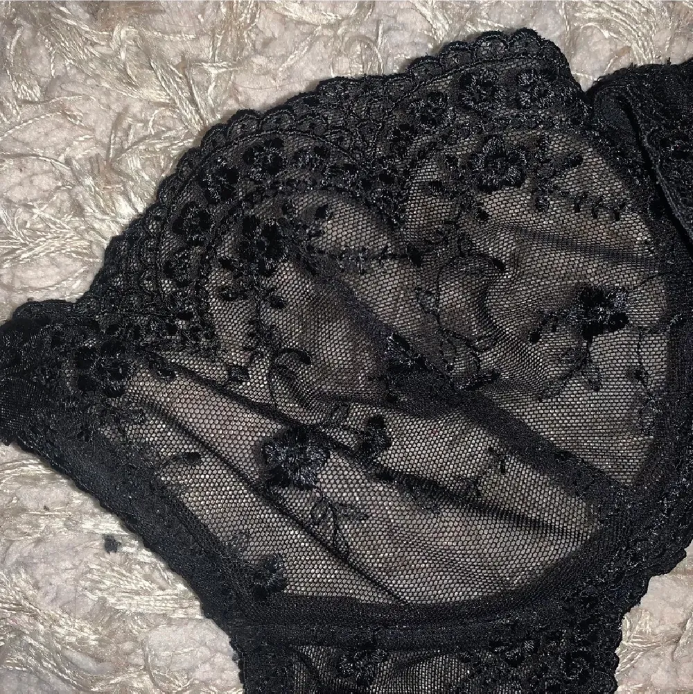 Jättefin svart bralette som jag köpte här på Plick men den passade inte riktigt så säljer vidare. Det är storlek 75B men eftersom kuporna inte är vadderade passar det A och C också. Priset är inkl frakt. :) . Toppar.