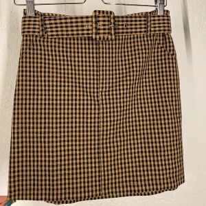 kjol hollister - ”Ultra high-rise”. Tillhörande bälte. Mörkare/Varmare brun än på bilderna. 