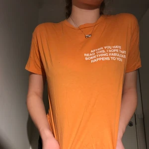 Zara t-shirt S - Nyskick, bra kvalité. Har använt den 1-2 gånger. Köpte den pga färgen, men den passade inte mig riktigt, men älskar den fortfarande