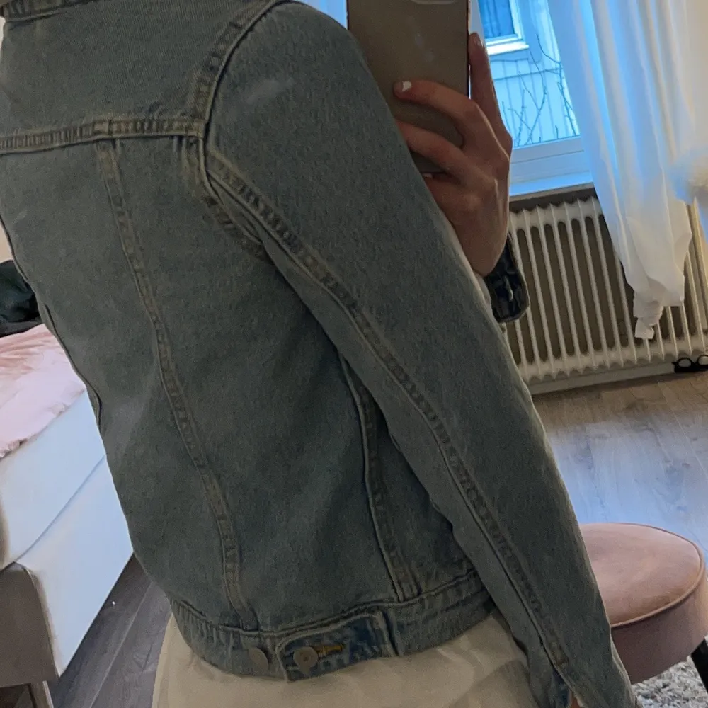 Levis jeansjacka säljes för 300, hör av er vid intresse🤍. Jackor.