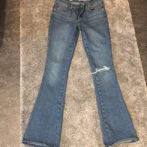 Bootcut blåa jeans. Hålet har jag gjort själv. Modell på jeansen: JP tulip CS tori 53. Storlek: S. Ord pris: 499