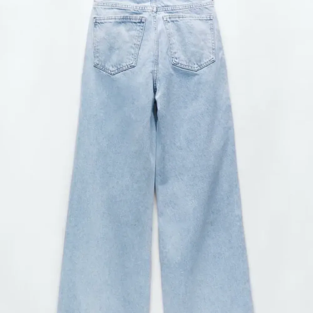 Helt nya jeans från zara, aldrig använda! Säljer då jag har ett liknade par💗 Färgen är lite mörkare än vad hemsidan vissar! Storleken är 38 och passade mig perfekt som är 165 och 58 kg💗 köparen står för frakt!. Jeans & Byxor.