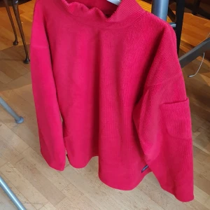 En söt, sexig och trending tröja som kan passar vem som heist och har flicker på båda händer. Användade 3 dager och sittar som buggy. Den är I mycket bra skick och ser ut fint  - En söt, sexig,trending och unique tröja som passar till alla storlek beror hur man vill ha på sig Den har en fick på båda händer. Användade 3 dager och  matcherar till alla typ av kläder.. Finns fler bilder och bud I kommenterna inclusive frakt men inte under 387