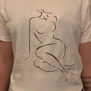 Vit tshirt med kvinnokropp - Vid tshirt med en kvinnokropp på. Storlek xs-xl. Frakt tillkommer☺️