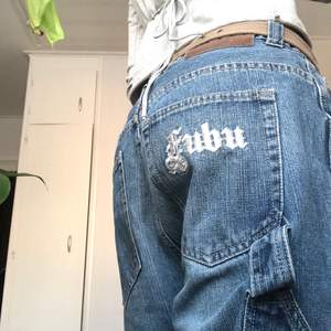 ⚡️LÄGGER UT PÅ NYTT PGA MÅNGA OSERIÖSA KÖPARE⚡️.                                                                Coola fubu 90-tals jeans 🔮 ärvda och älskar dom men inte riktigt min stil längre 🍀💕 tveka inte att skriva för bilder eller frågor!!😘😘😘 storlek 32 - passar s/m! Använder alltid skärp tycker det är snyggt att de är stora