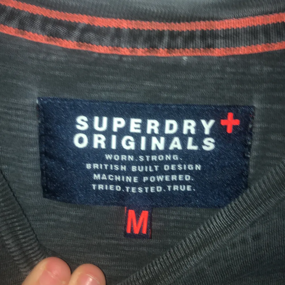 En gammal Superdry tröja som är sällan använd i storlek M. Den tvättas självklart innan den skickas, kan mötas upp i stockholm. . T-shirts.