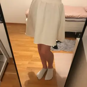 En vit kjol från Bikbok i storlek S. Säljer då jag aldrig får användning för den