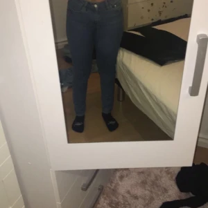 Skinny low waist jeans  - Aldrig använda,storlek 26/30 passar de flesta! Köparen står för frakt!<33