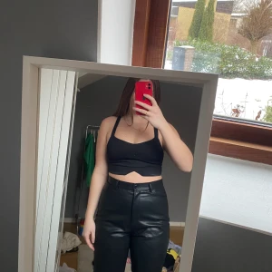 Svart topp från Abercrombie & Fitch - Svart topp med korsad rygg. Använd men i nytt skick.