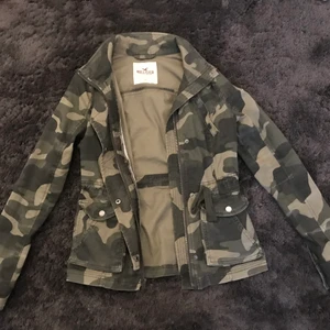 Kamouflage jacka - Från hollister och knappt använd, storlek S och går in lite k midjan❤️