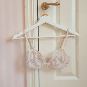 Omgjord spetts-bh - •Intressekoll• på omgjord spets-bh med bygel där jag har klippt ut vaderingen🌸💫