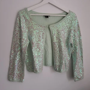 Paljwttkofta - Sötaste paljettkoftan, paljetterna trillar inte av!! Så fin utmärkt skick köpt secondhand tyvärr tröttnat på den<3 passar xs-m sååå Y2K