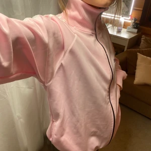 adidas zip  - ljusrosa adidas zip tröja i strl L, passar som oversized, nästan aldrig använd, buda privat från utgångspris💞💞💞