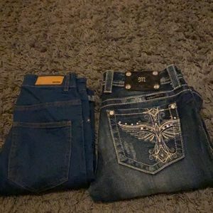 Bik bok jeans storlek s, miss me jeans storlek 27 - Säljer dessa två super snygga jeans! Bik bok jeansen är andvända ett fåtal gånger då dom var för korta, säljer miss me jeansen för dom var förstora så dom är okså andvända ett få tal gånger bik bok jeansen säljer jag för 50 kr + frakt och miss me jeansen för 200 + frakt