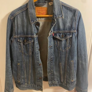 Levi’s jeansjacka storlek M - Säljer min mörkablåa Levi’s jeansjacka. Den är storlek M men ser bra ut på mindre storlekar också då den ger en oversized look. Den är knappt använd och har inga flaws. 