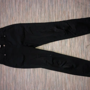 Svarta kostymbyxor - Svarta kostymbyxor. Låga i midjan. Rörliga. Fickor fram