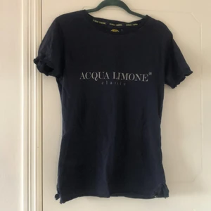 Acqua Limone t shirt - Lite sliten i trycket. Men annars fint skick. Kan mötas i gbg eller skickas mot betald frakt 