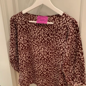 Greta sidenblus - Greta sidenblus stl S leopardmönstrad