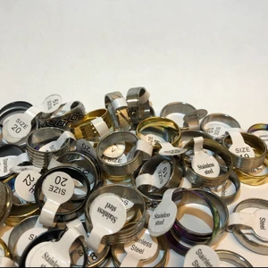 Ringar - 45kr/st 2st för 80kr  3+ 30kr/st  Gratis frakt! 🙌🏼 Rostfritt stål. Skicka ett DM till @vintageinsweden på Instagram för bättre bilder🙌🏼🙌🏼