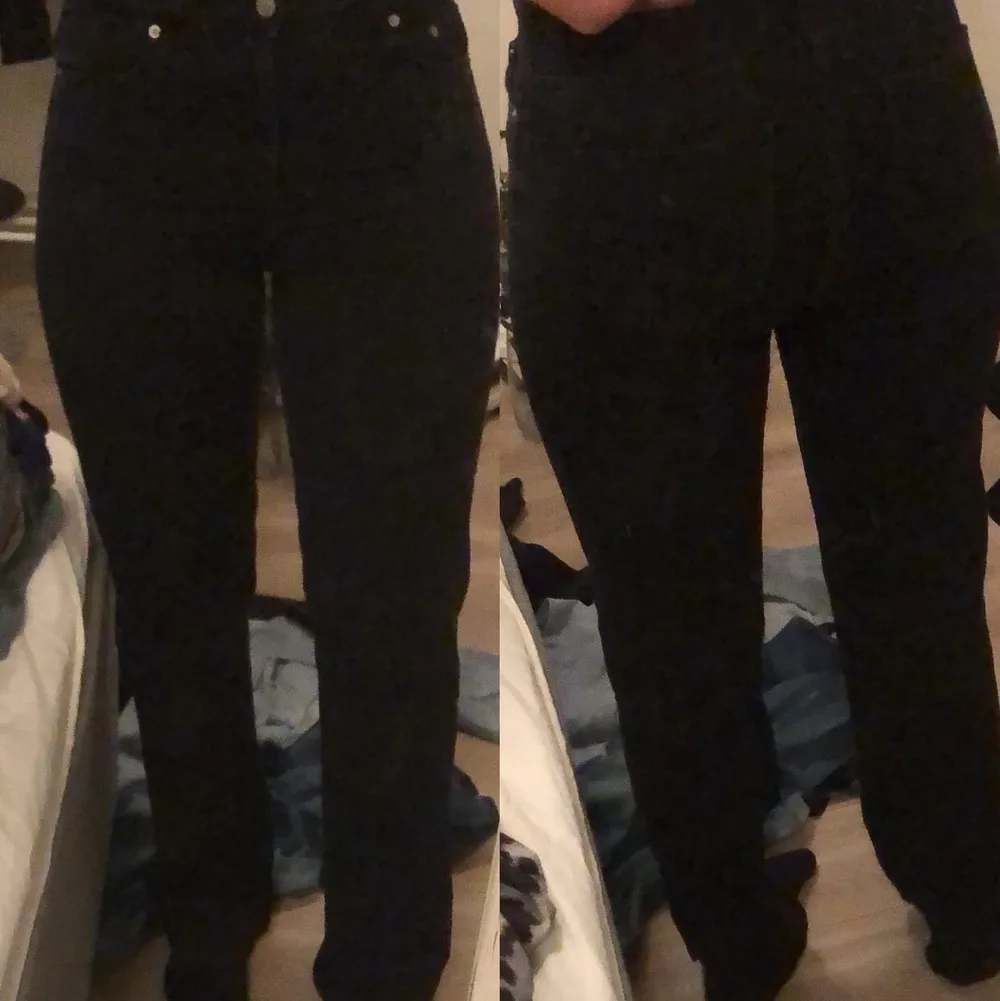 Svarta jeans som är tighta om låren och rumpan och går ut där nere.. Jeans & Byxor.
