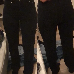 Svarta jeans na-kd  - Svarta jeans som är tighta om låren och rumpan och går ut där nere.