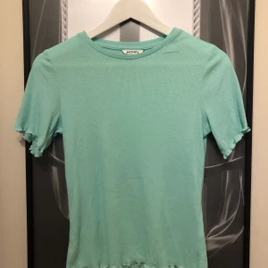 T-shirt  - Helt oanvänd turkos aktig t-shirt från monki i storlek S. Köparen står för frakt och priset kan diskuteras 