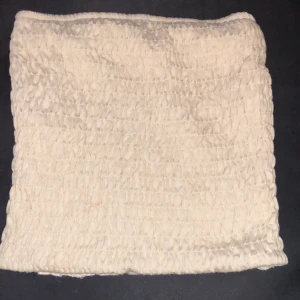 Tub topp beige st xs - Hej jag har köpt en tub topp från monki men är lite för stort så säljer det. Till någon annan som vill ha. Hoppas ni gillar den
