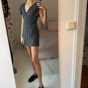 Wrap dress Zara - En pricking wrap dress  från Zara, perfekt för sommarn🌸 bra skick men säljer då den är lite för liten för min smak. 