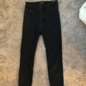 Svarta crocker jeans - Svarta skinny jeans från märket Crocker. Köpt för 899 kr. Säljer för det inte är min stil längre! Storlek 28/34 💙