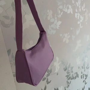 superfin ljuslila shoulder bag - oanvänd! - säljer snygga ljuslila shoulder bags som aldrig använts, perfekt storlek och fint läder liknande material! hör av er om intresserade! säljer även i andra färger, kolla in mina andra annonser om ni är intresserade av dem, om ni köper två stycken får ni de för 300kr + frakt 42kr. annars om ni är intresserade av en så ligger priset på 159kr + 42kr frakt! hör av er om ni undrar något:)