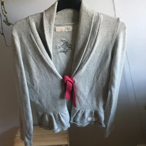 odd molly cardigan - Grå odd molly cardigan. Nästan aldrig använd. Bra skick. 