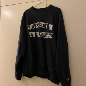 Champion sweatshirt - Intressekoll på min sköna vintage tröja från champion 🥰 Köpt på Beyond Retro, strl M. Säljer vid rätt bud  💕