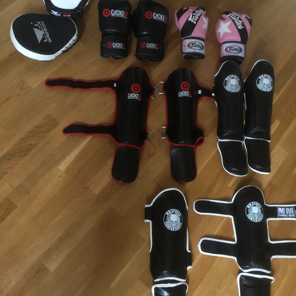 Hej! Jag och min mamma körde kickboxning ett par år tillbaks och nu rensade jag källaren och dem låg där så tänkte sälja av dem då dem bara använts ett par gånger och inte längre, allt är köpt för 4.400kr totalt har jag räknat ihop. Allt tillsammans kommer jag sälja för 3000kr (Men kan gå ned i pris)  Annars är priserna:  Allt tillsammans : 3000kr  Rosa handskar ( 1 Par) Storlek 10: 500kr  Svarta handskar ( 1 Par) Storlek 12: 500kr  Benskydd svarta/vita Storlek S (finns 2 par) : 800kr/st (båda för 1500) (köper du handhandskar också kan vi fixa bättre pris men dem kostar 1200 ny, knappt använd)  Benskydd Svarta (1 par) Storlek M: 300kr . Accessoarer.