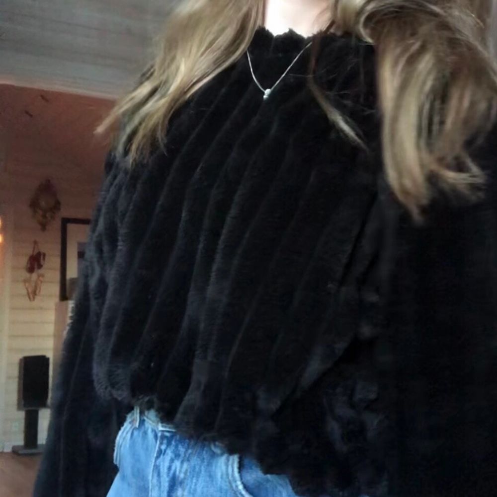 Tröjan är superskön och perfekt nu till vintern men tyvärr förstor för mig! Som ni kan se på bilderna sitter är den väldigt pösig och är förlång i armarna för mig. Jag är 155cm lång så den passar nog bäst till någon som är längre än mig! På bilderna har jag stoppat in tröjan lite i byxorna men den är i ganska kort modell. Den är köpt på Zara och är i storlek S. . Tröjor & Koftor.