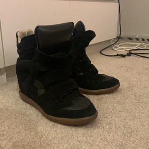 Isabel Marant skor - Ett par svarta isabel Marant klackar sprarsammt använda men något slitna innuti. Storlek 38. Ingen dustbag eller låda därav priset.