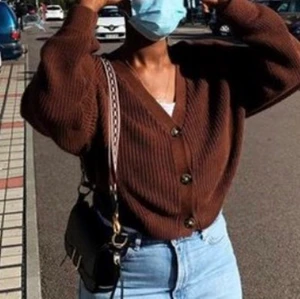 Brun kofta  - Koftan är mer ljusbrun i verkligheten men super fin och har nästan aldrig andvänt den💞 nypris var 300kr, kom priv för mer info! 