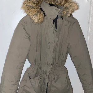 Vinterjacka, nelly - Storlek 34, mycket fint skick, upphäver midjeform från Nelly, väldigt varm och mysig. Pris kan diskuteras 